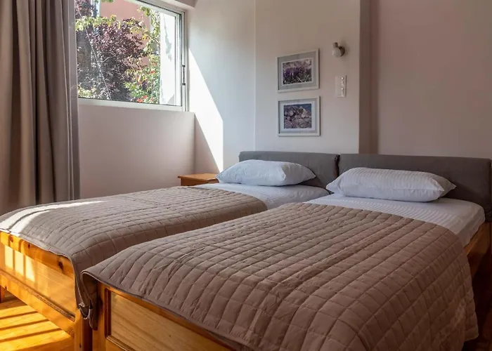 Sunny Escape:Stylish And Roomy Apt In Beach Haven!