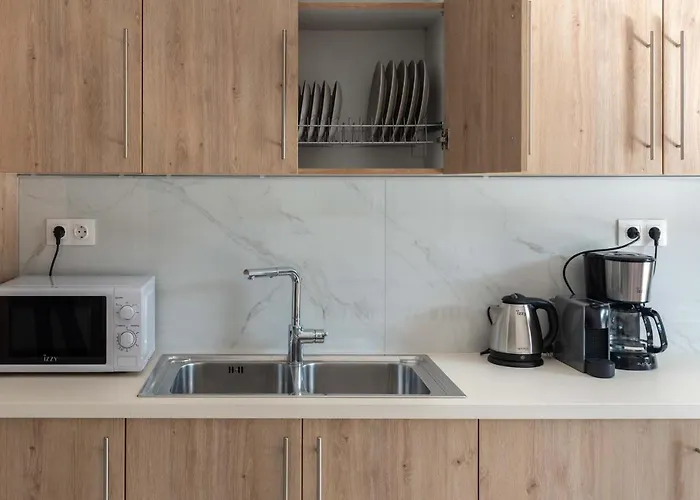 Sunny Escape:Stylish And Roomy Apt In Beach Haven!