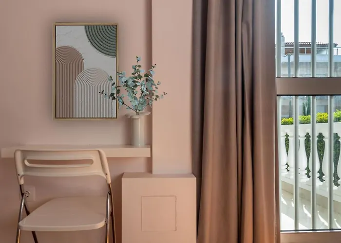 Sunny Escape:Stylish And Roomy Apt In Beach Haven!