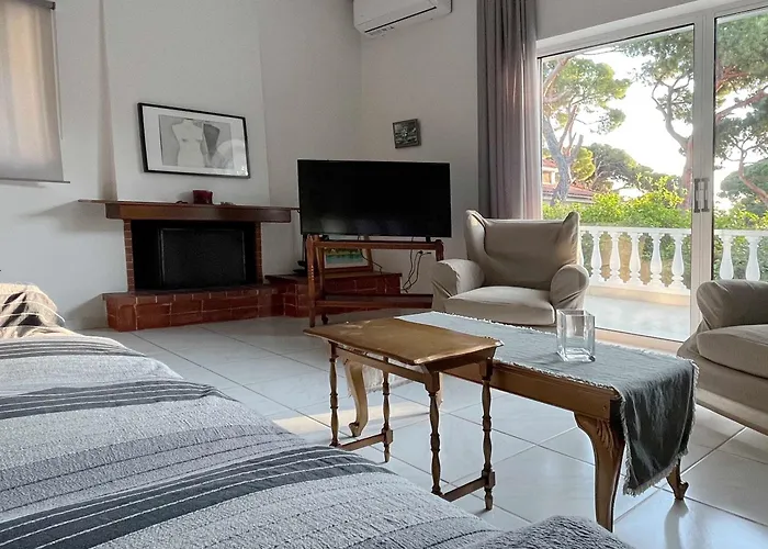 Sunny Escape:Stylish And Roomy Apt In Beach Haven!