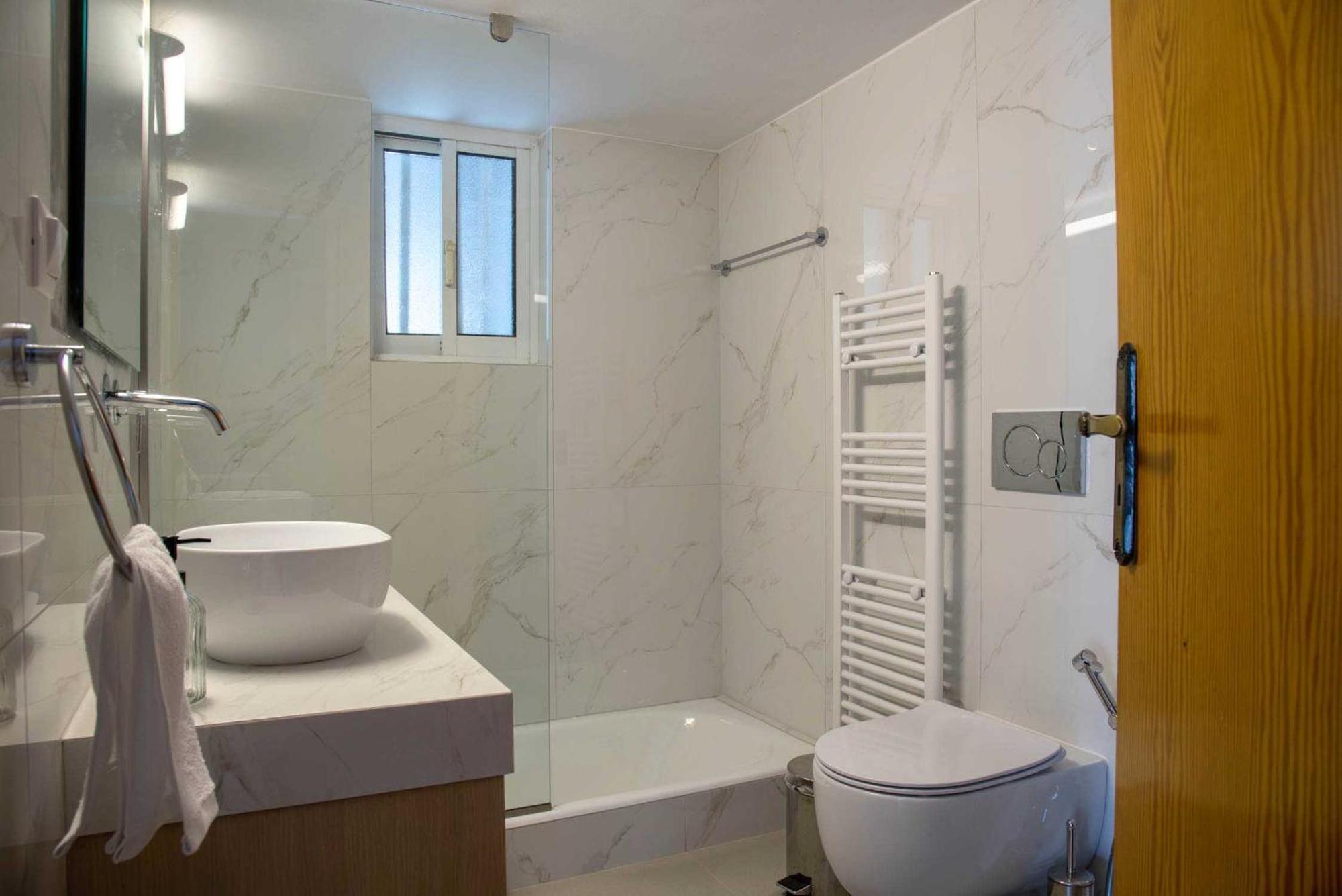 Sunny Escape:stylish And Roomy In Haven! *